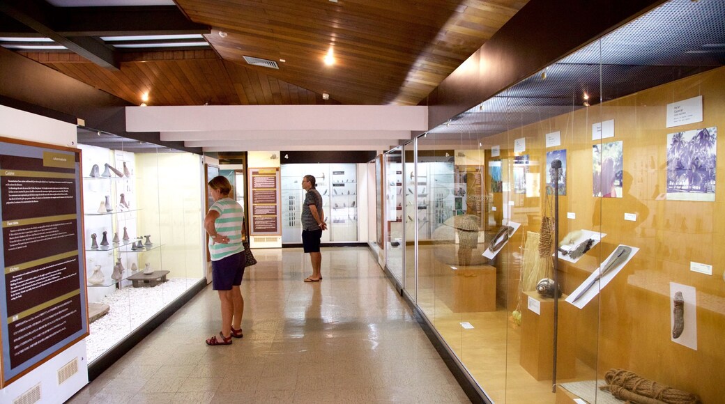 Museum of Tahiti toont interieur en ook een klein groepje mensen
