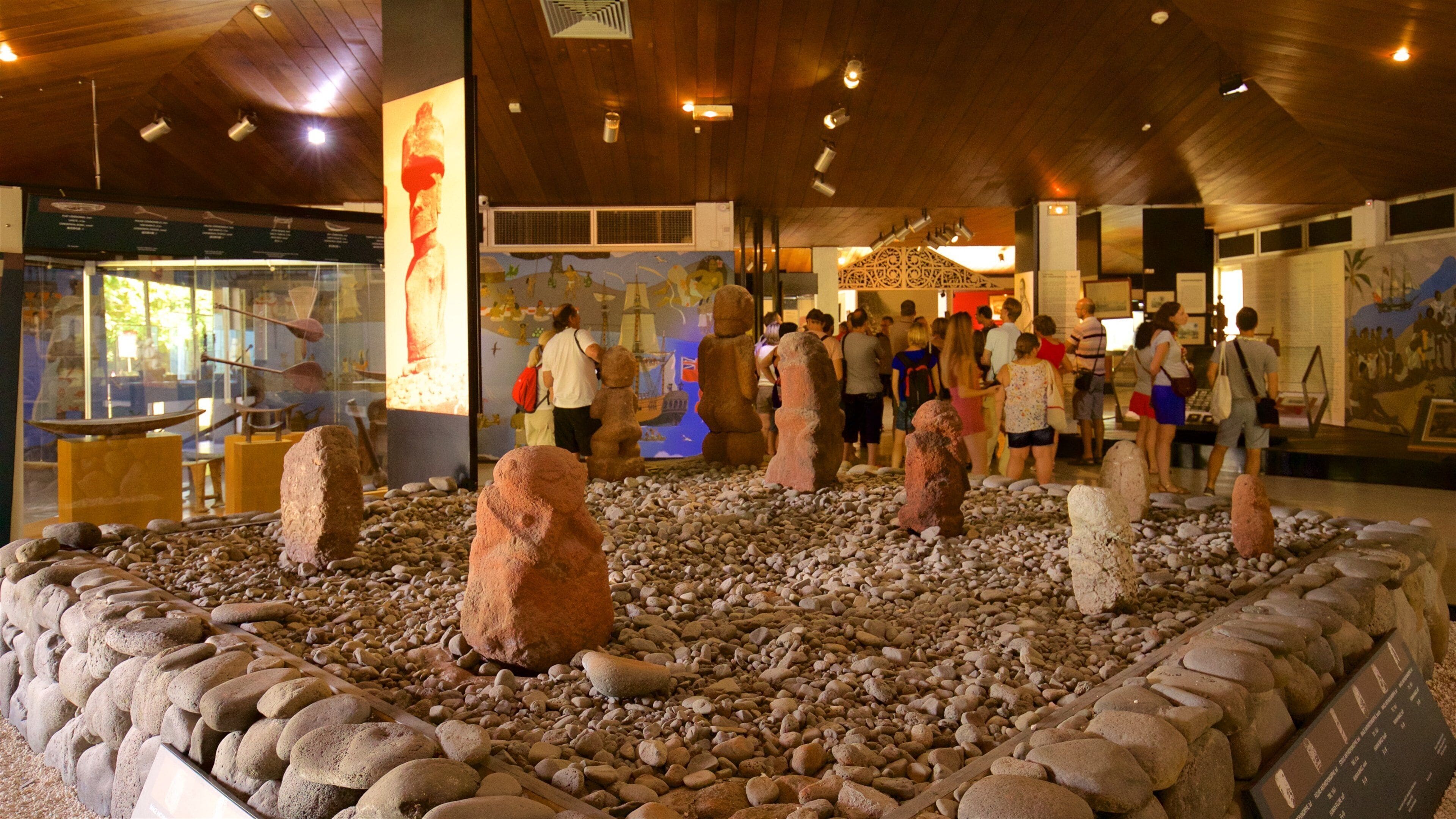 Museum of Tahiti som inkluderar infödd kultur och interiörer såväl som en liten grupp av människor