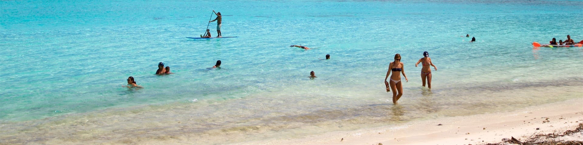 Temae Beach welches beinhaltet Schwimmen, Sandstrand und allgemeine KĂŒstenansicht