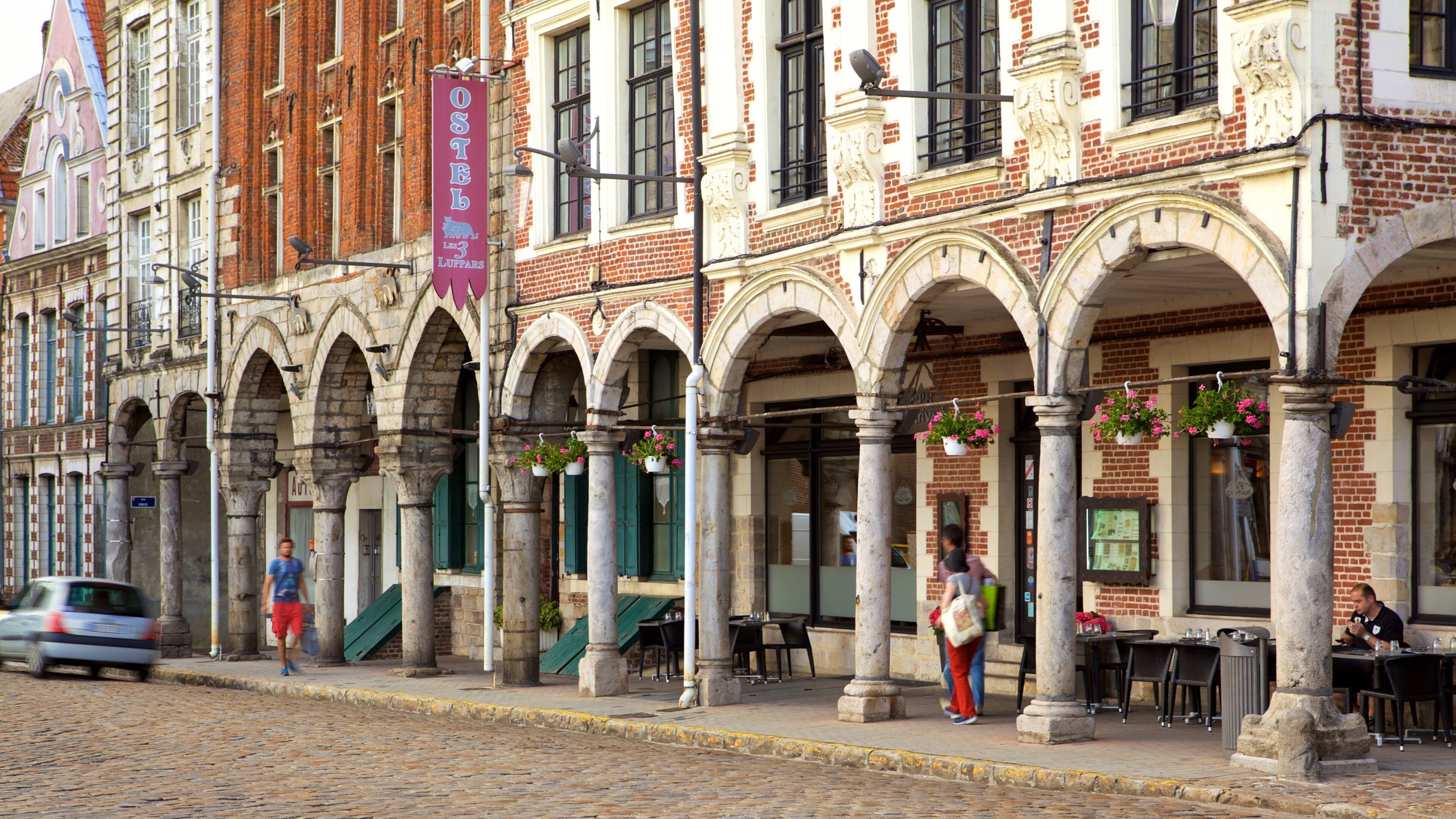 Grand Place som viser caféliv