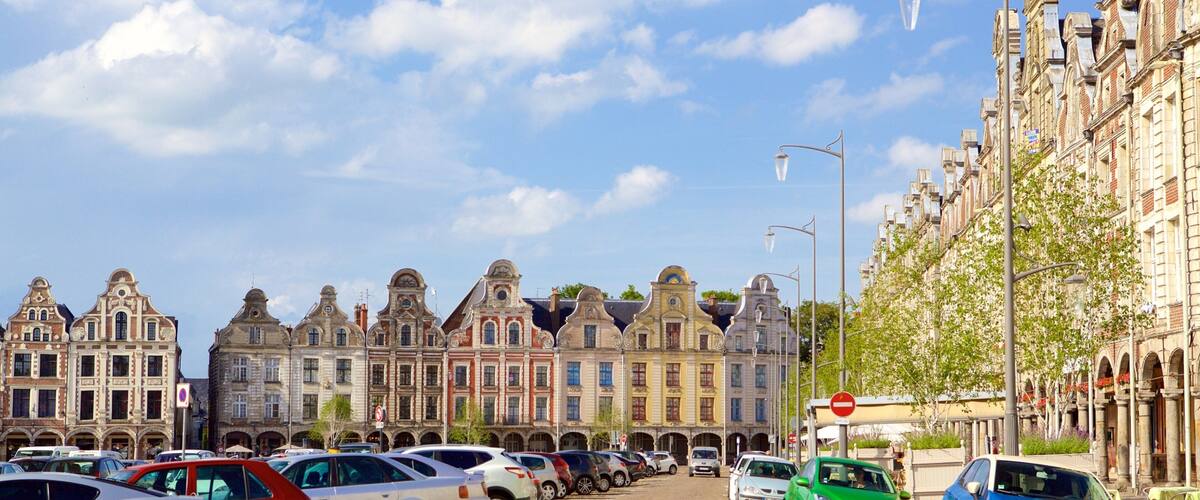 Quảng trường Lớn trong đó bao gồm cảnh đường phố, căn nhà và di sản