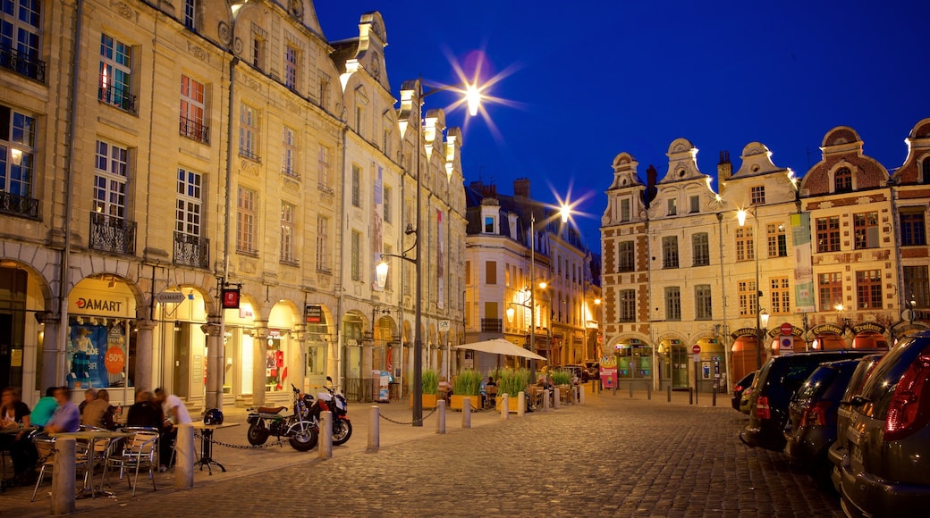 Place des Heros featuring perintökohteet, yökuvat ja vanha arkkitehtuuri