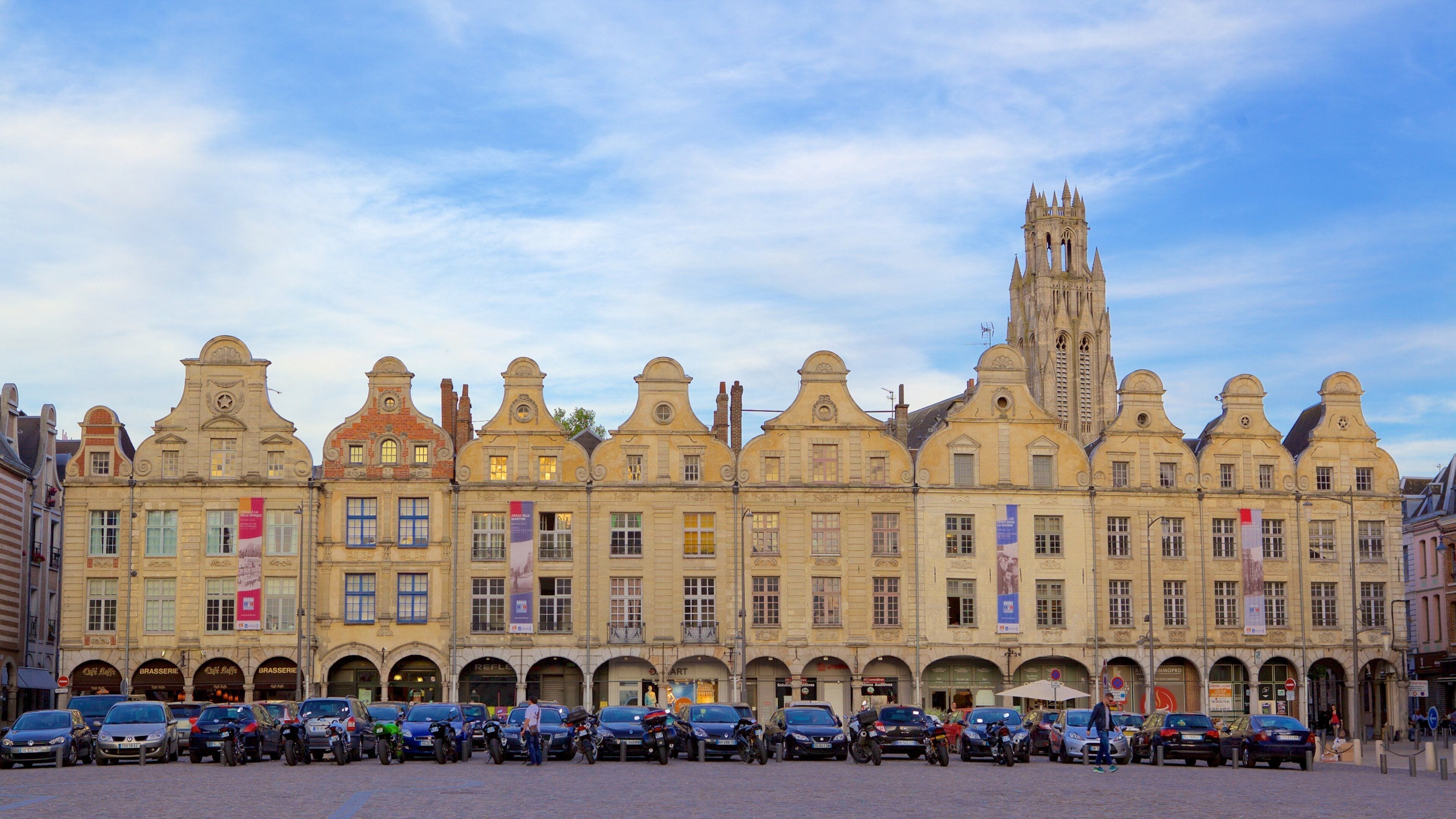 Place des Heros featuring heritage elements