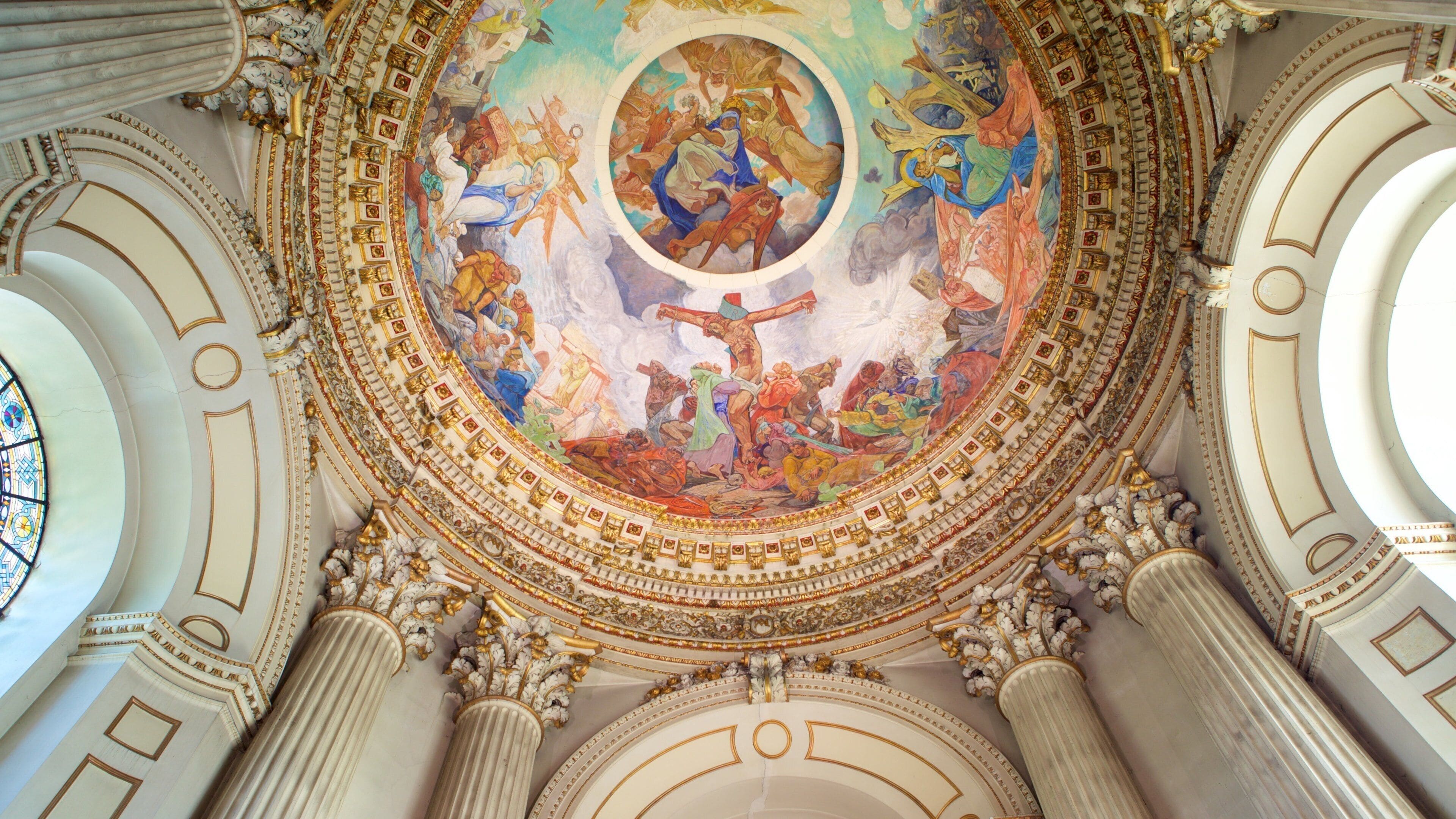 Notre Dame Cathedral featuring art, religious aspects and interior views