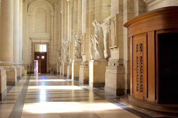 Cathédrale Notre-Dame montrant aspects religieux, statue ou sculpture et patrimoine historique