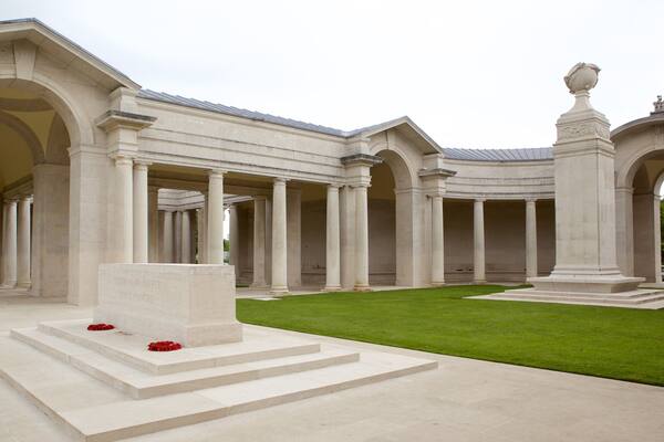 Cementerio de guerra de Arras mostrando un monumento y elementos del patrimonio