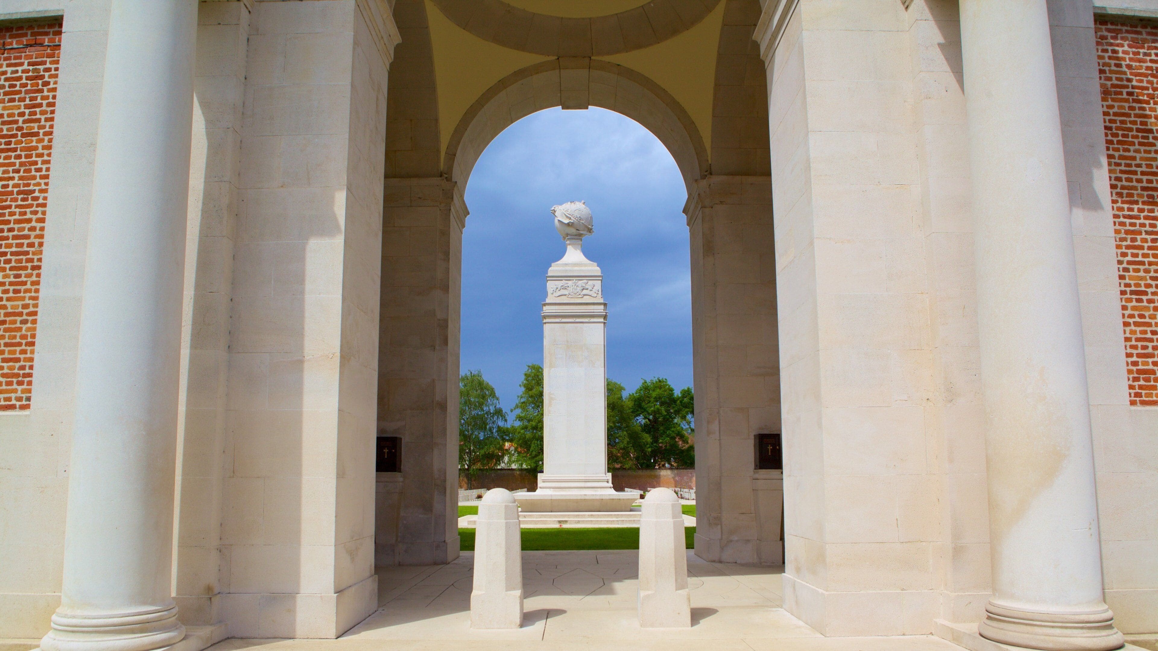 阿拉斯戰爭公墓 呈现出 傳統元素 和 古蹟