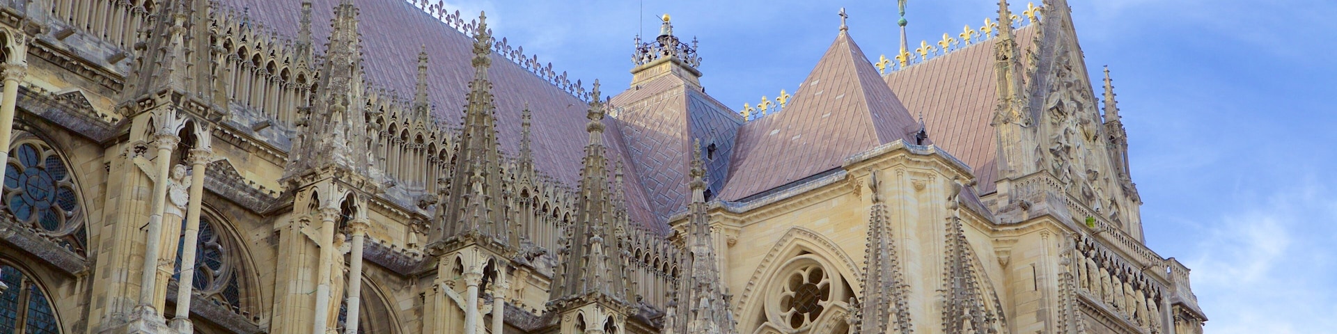 Catedral de Reims mostrando arquitectura patrimonial, elementos patrimoniales y una iglesia o catedral