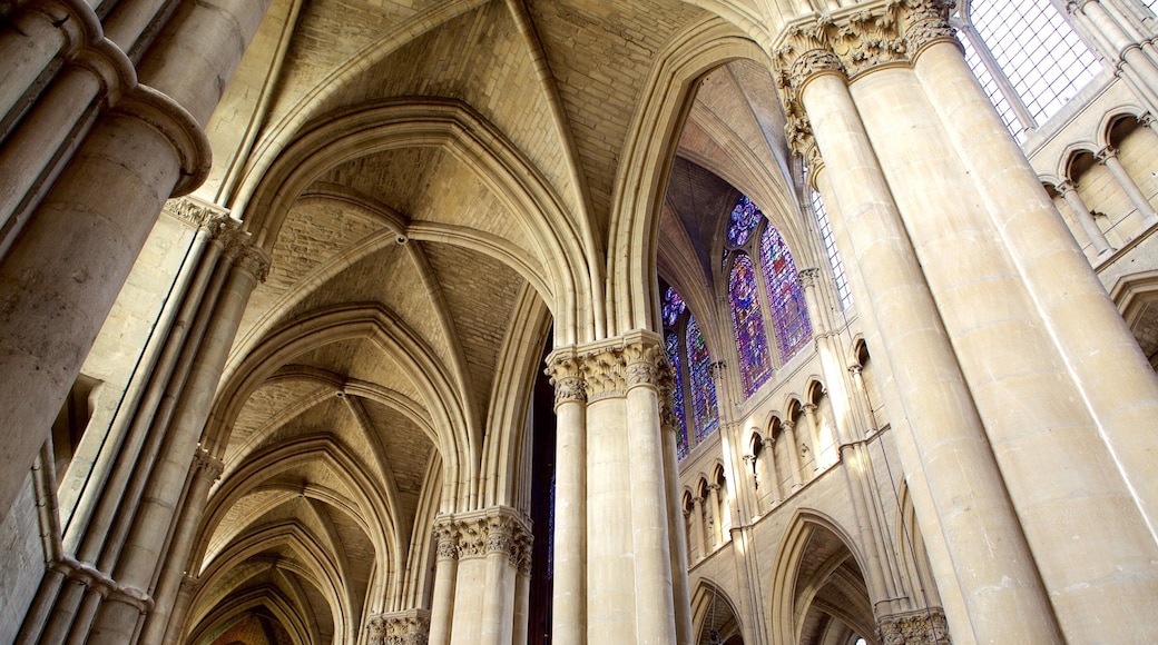 Catedral de Reims que incluye una iglesia o catedral, patrimonio de arquitectura y vistas interiores
