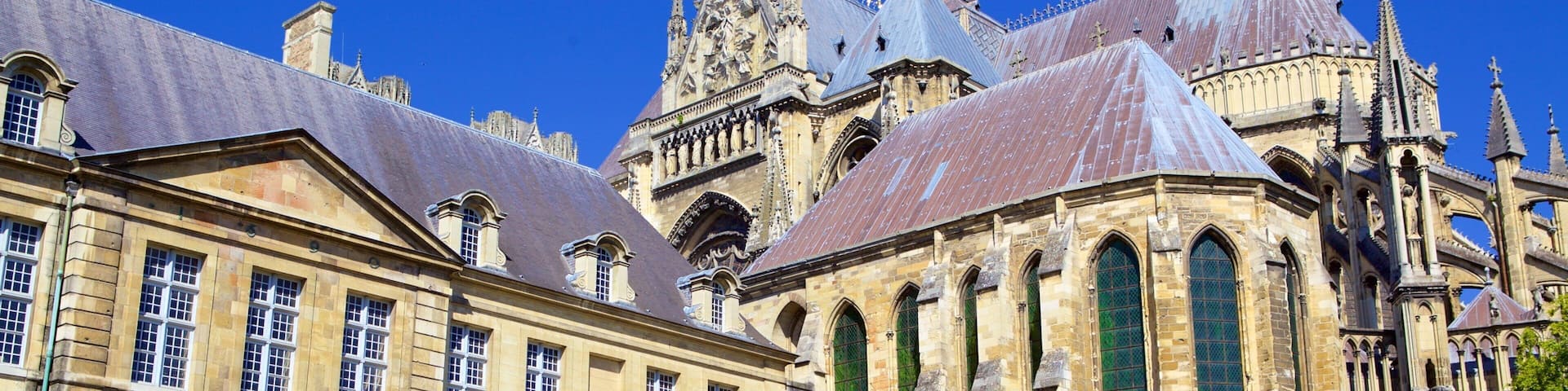 Palacio Tau que incluye arquitectura patrimonial y elementos patrimoniales