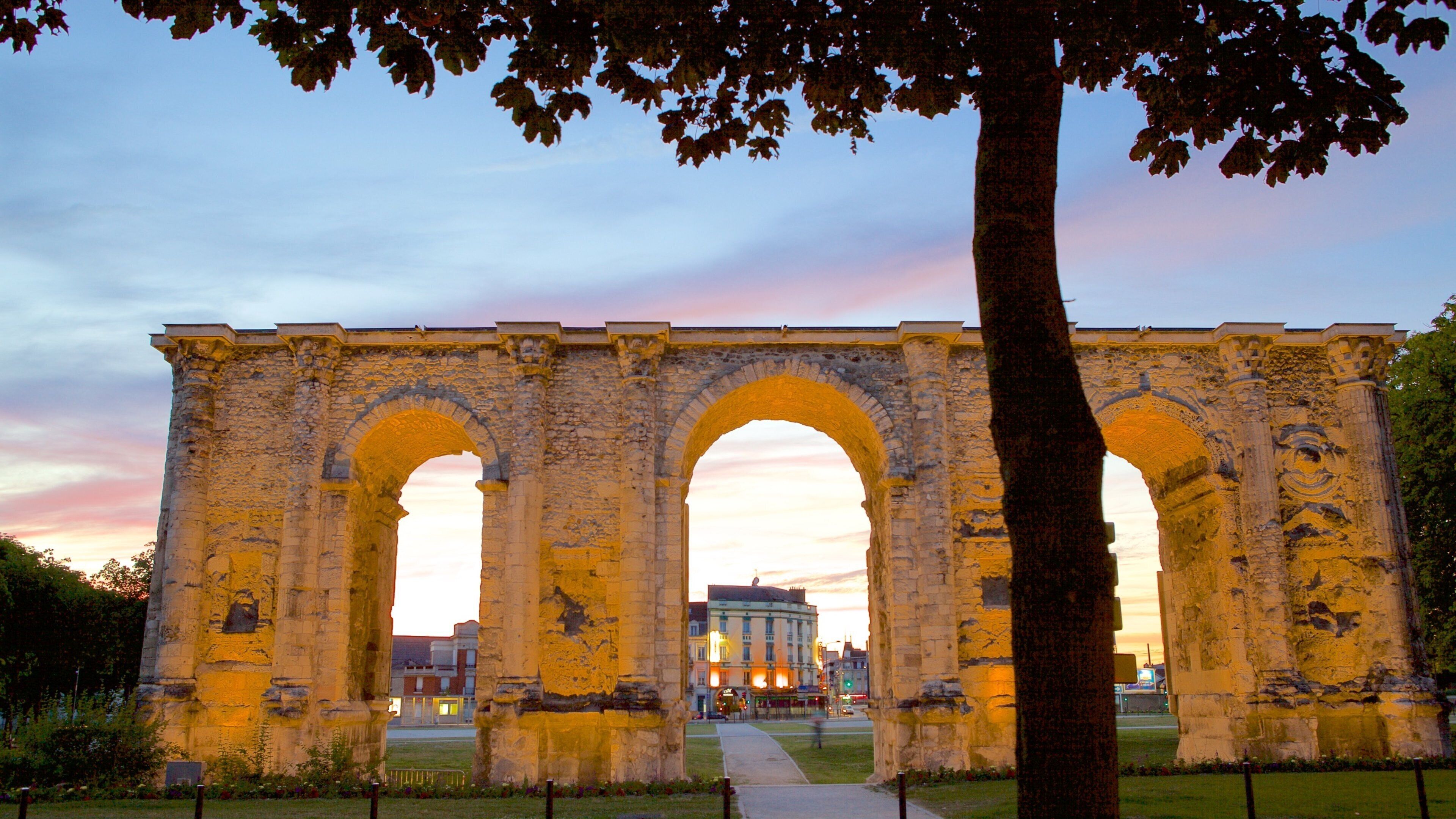 Porte de Mars mettant en vedette patrimoine historique et patrimoine architectural