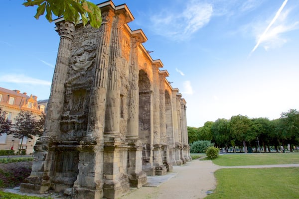 Porte de Mars mit einem Geschichtliches, Gebäuderuinen und Park