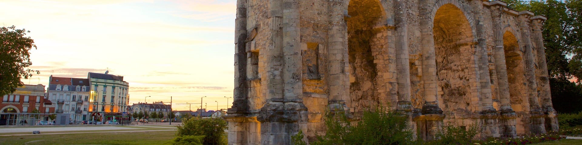 Porte de Mars mit einem Geschichtliches, Sonnenuntergang und historische Architektur