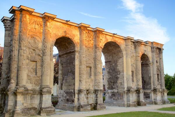 Puerta de Marte ofreciendo elementos patrimoniales, arquitectura patrimonial y ruinas de edificios