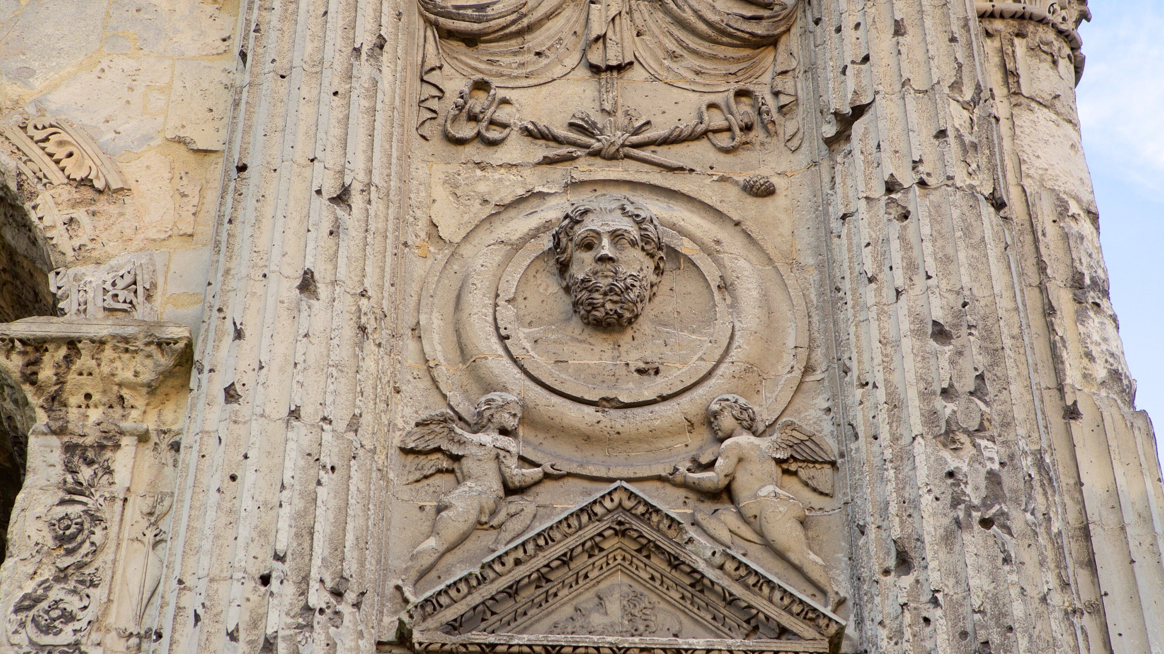 瑪斯門 呈现出 遺址 和 傳統元素