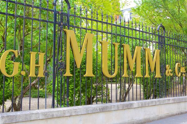 Mumm ofreciendo señalización