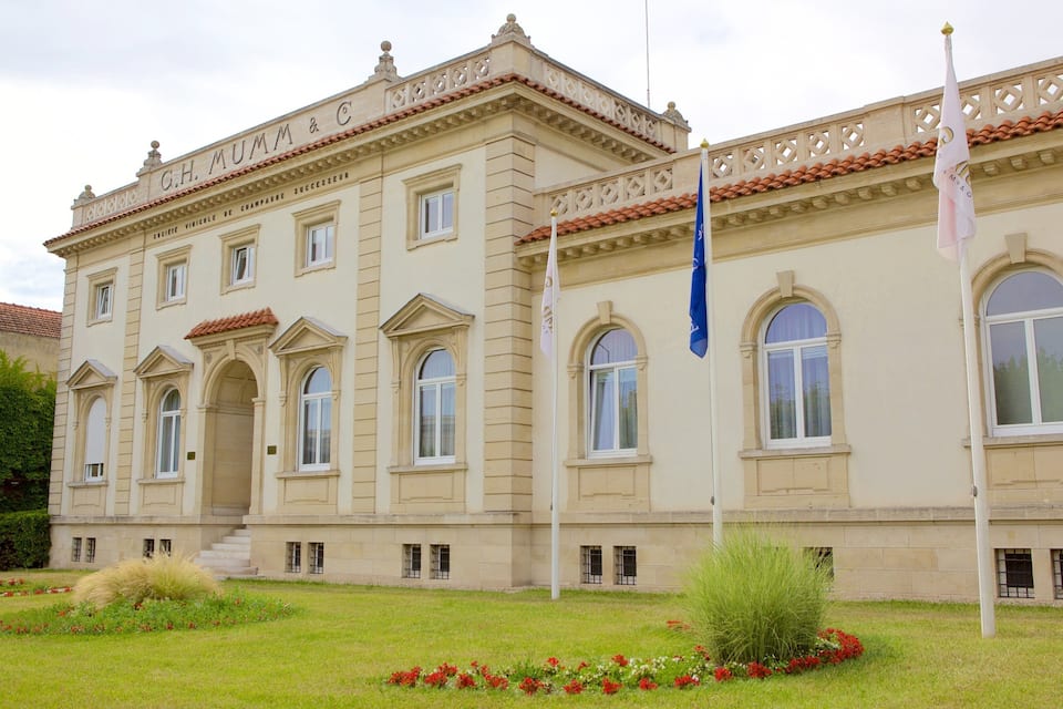 Un bâtiment historique à l’architecture classique, caractérisé par une façade symétrique, des fenêtres en arc et une entrée centrale.