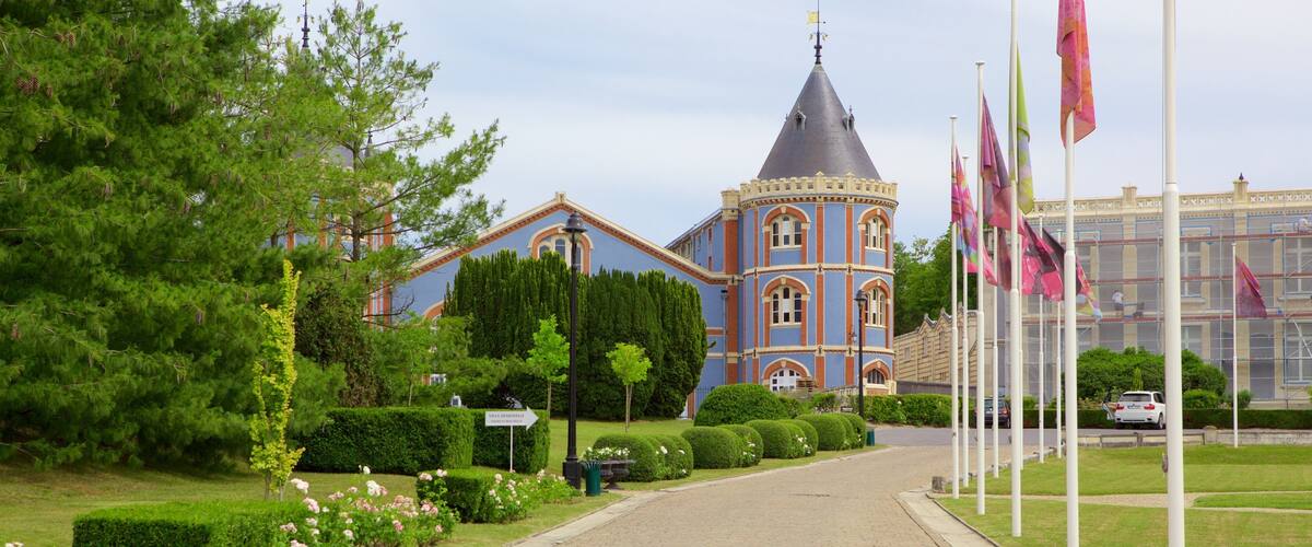 Reims ofreciendo elementos patrimoniales y un jardín