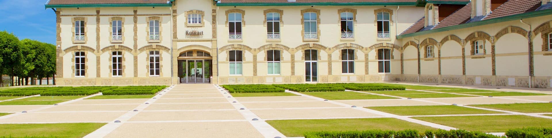 Ruinart which includes a park