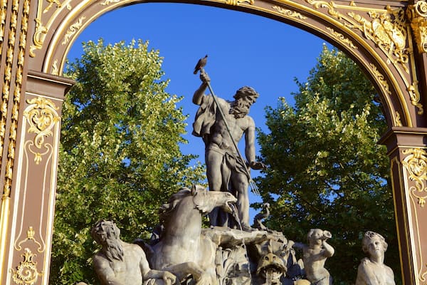 スタニスラス広場 フィーチャー 像あるいは彫刻 と 遺跡・遺産