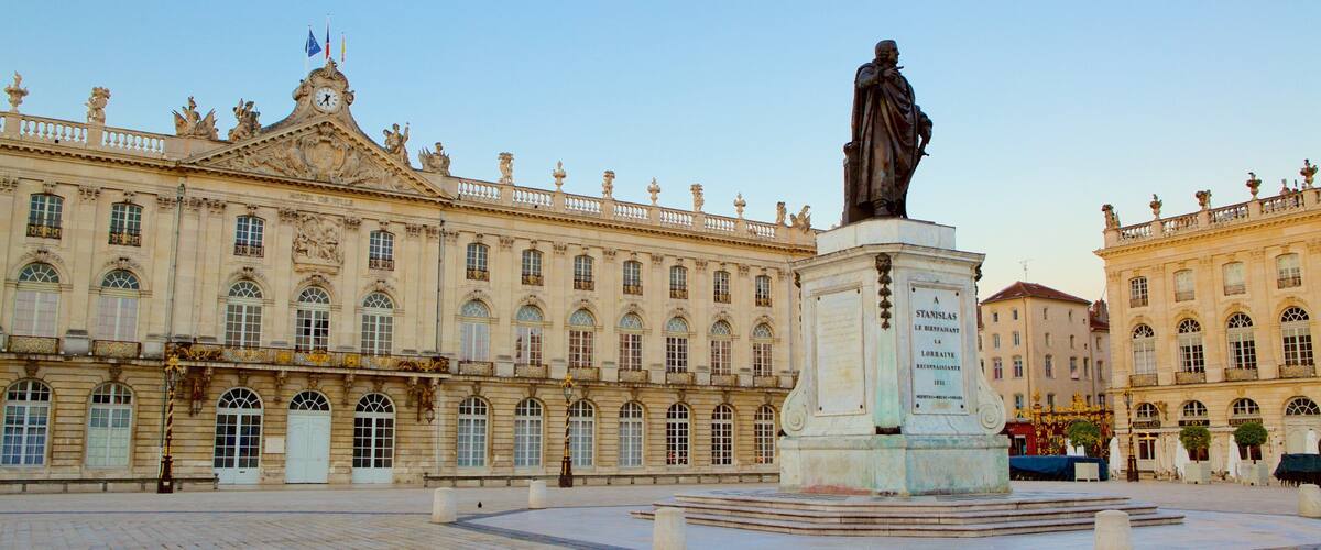 Saint Nicolas - Charles III - Ville vieille - Trois Maisons - Léopold featuring heritage architecture, a statue or sculpture and a square or plaza