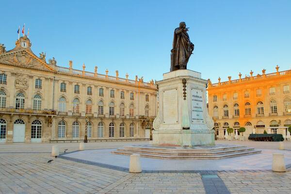 HĂŽtel de ville de Nancy qui includes square ou place et statue ou sculpture