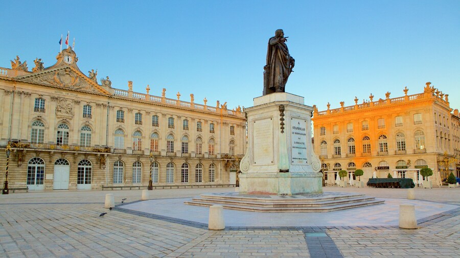Nancy Hotel de Ville mostrando uma praça ou plaza e uma eståtua ou escultura