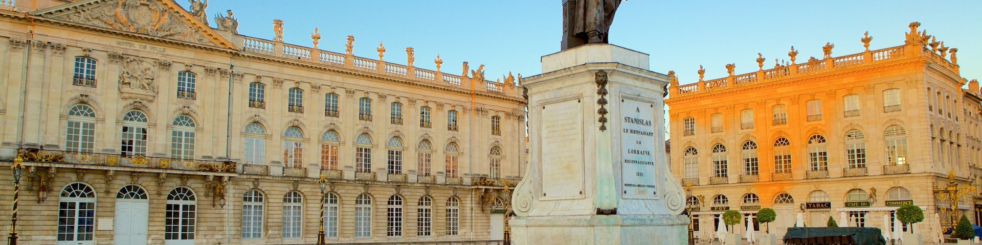 Hotel de Ville van Nancy bevat een plein en een standbeeld of beeldhouwwerk