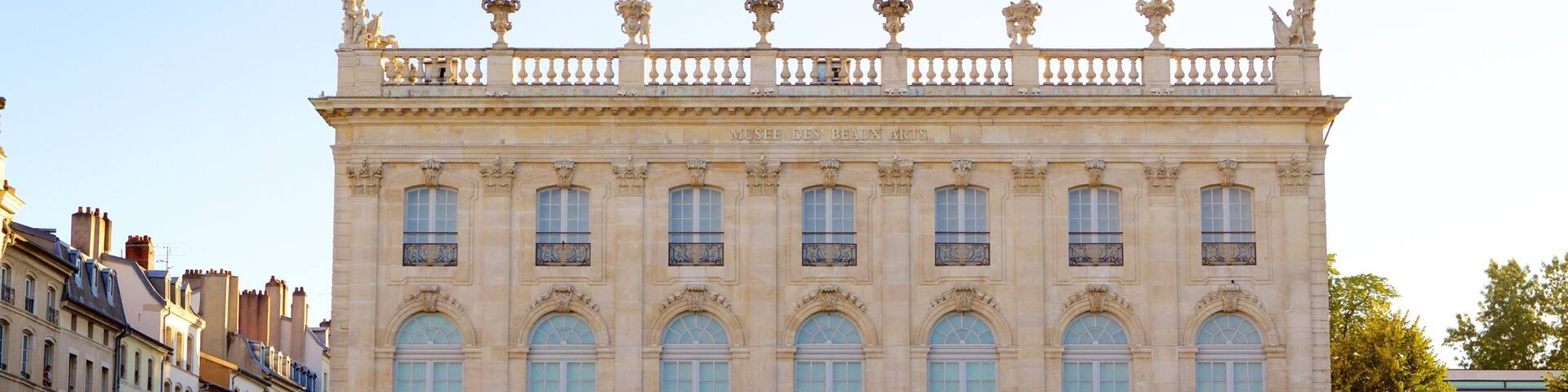 Musée des Beaux-Arts sowie große Menschengruppe