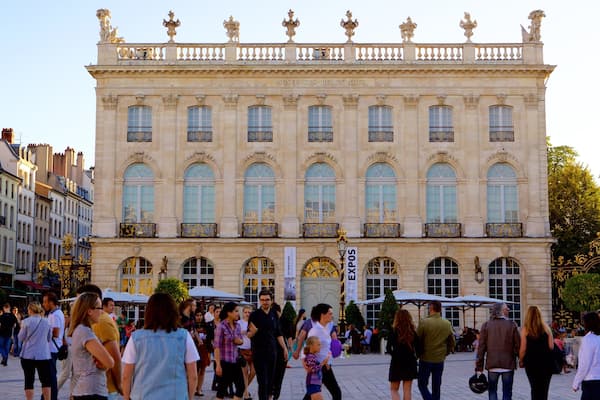 Musée des Beaux-Arts sowie große Menschengruppe