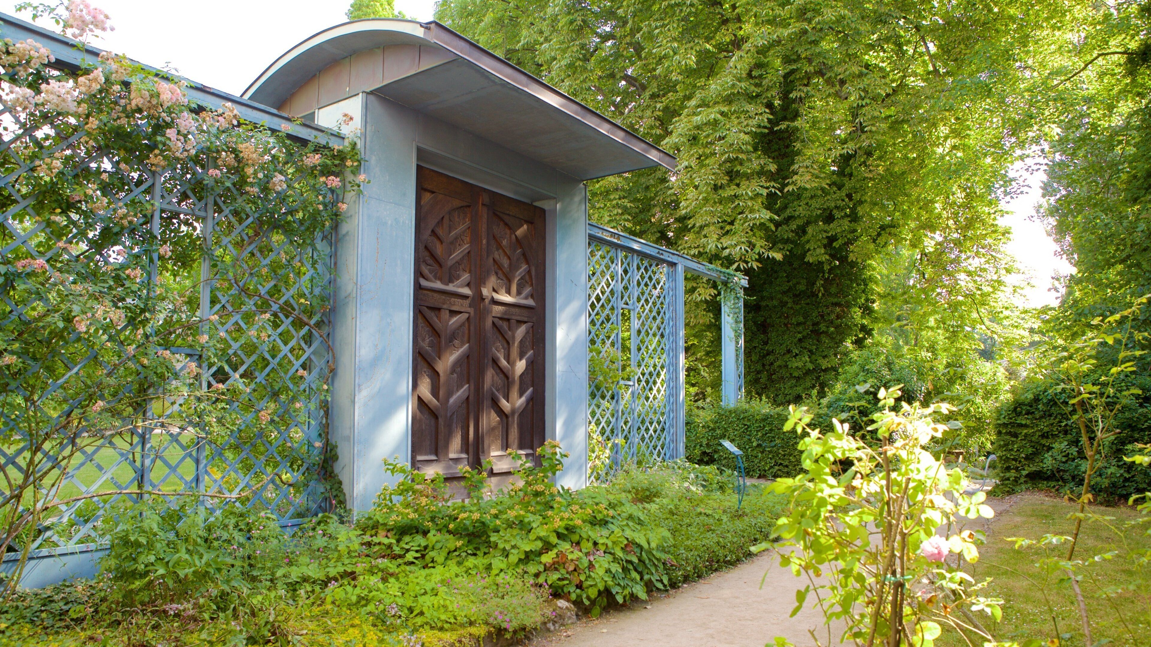 Musee de l\'Ecole de Nancy showing a garden