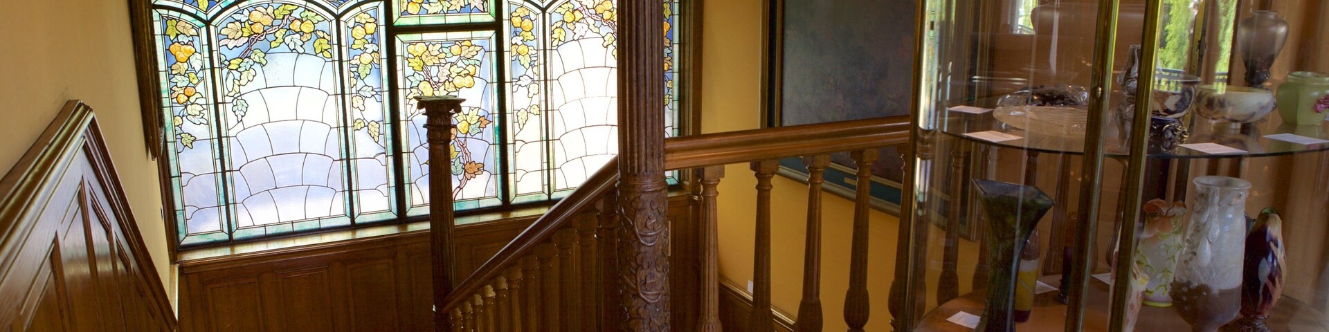 Una escalera de madera con un vitral.