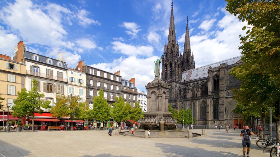 Catedral de Clermont-Ferrand que incluye patrimonio de arquitectura, una iglesia o catedral y una fuente
