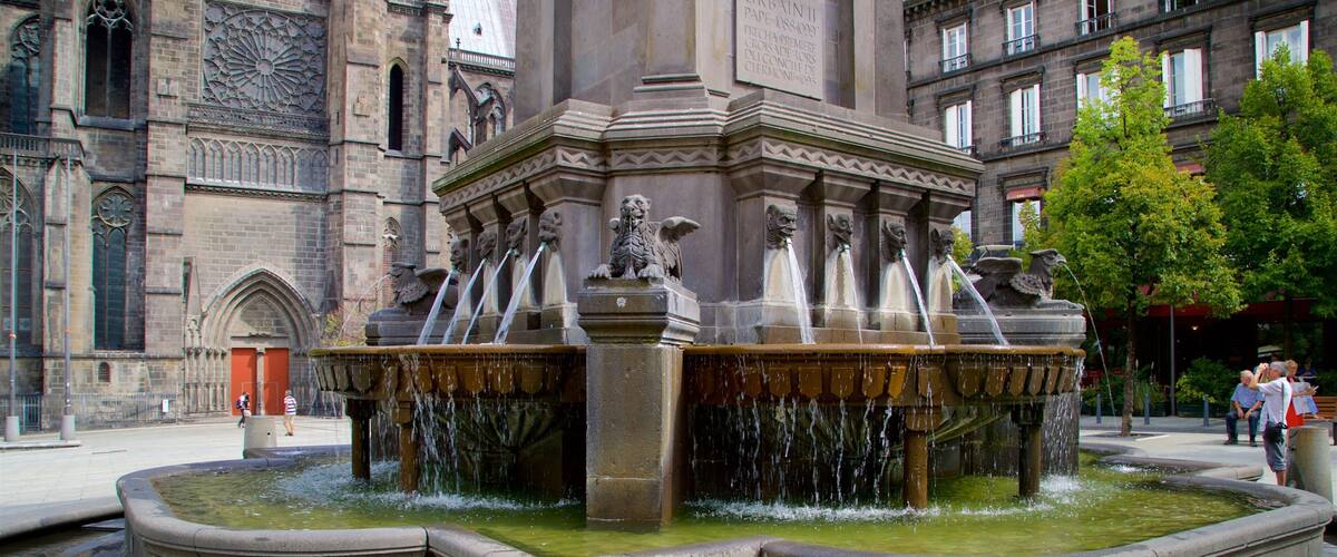 Cattedrale di Clermont-Ferrand mostrando chiesa o cattedrale, oggetti d\'epoca e fontana