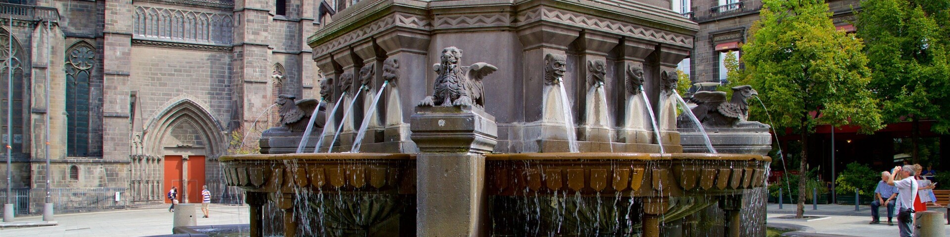 Cathédrale de Clermont-Ferrand mettant en vedette patrimoine historique, fontaine et patrimoine architectural