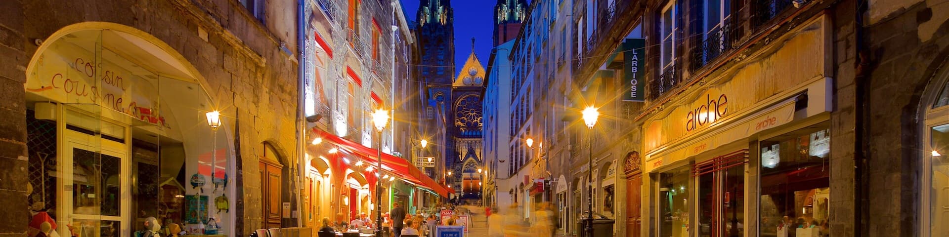 Katedralen i Clermont-Ferrand som visar en kyrka eller katedral, historisk arkitektur och al fresco-restauranger