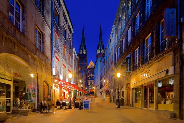 Cathédrale de Clermont-Ferrand montrant scÚnes de nuit, ville et église ou cathédrale