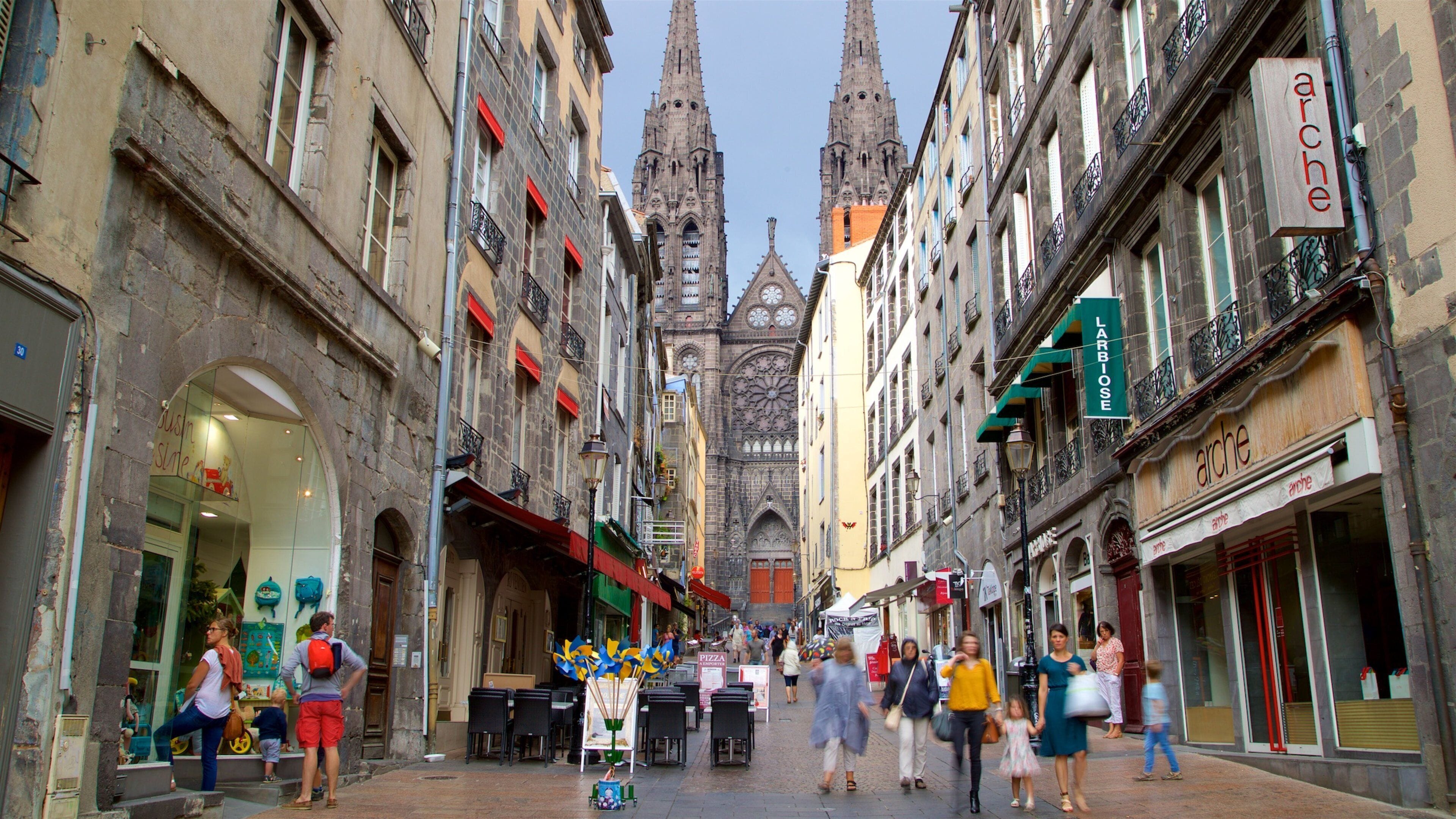 Clermont-Ferrand katedral fasiliteter samt by, historisk arkitektur og gatescener