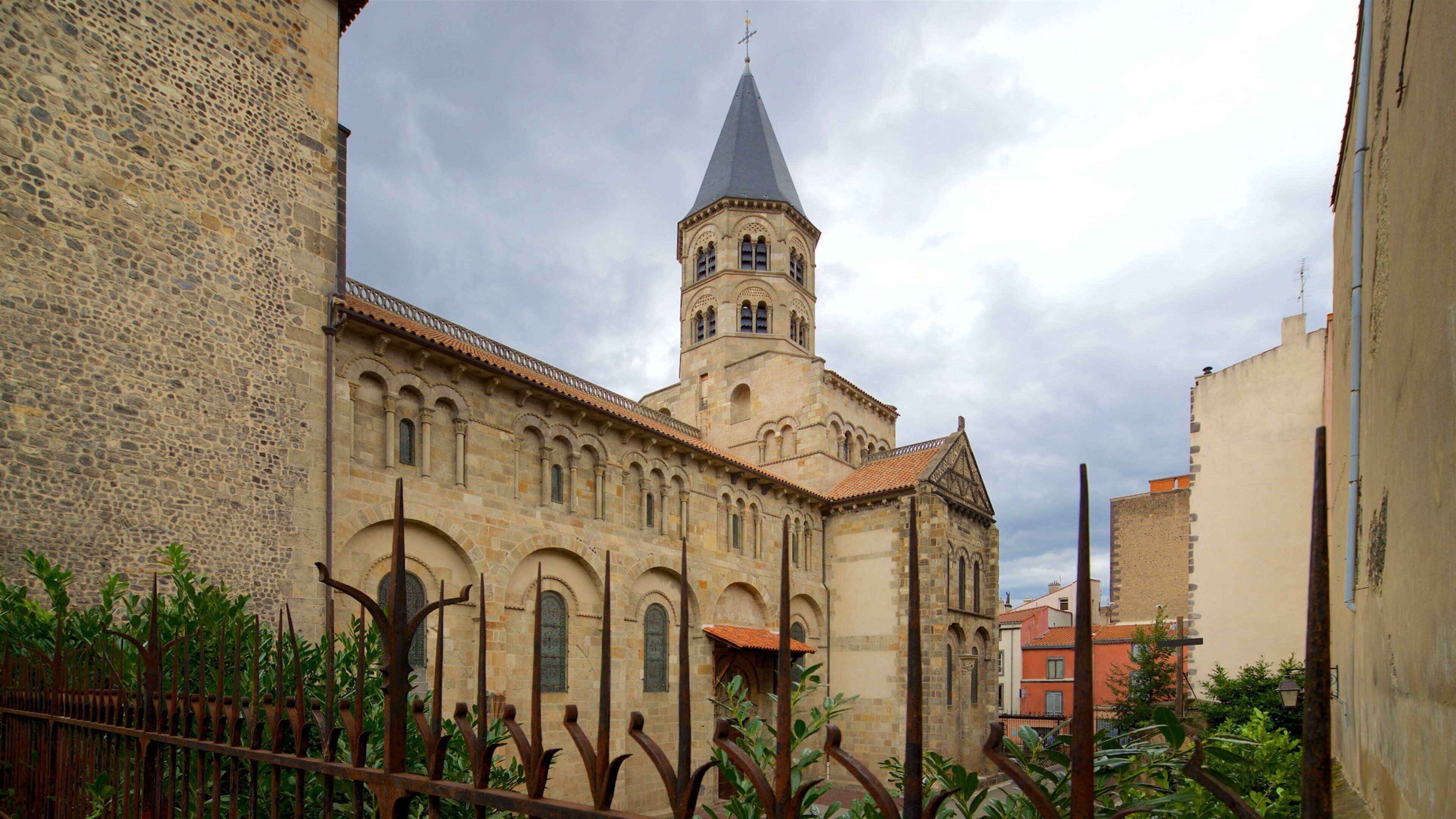 Basilica of Notre-Dame-du-Port caracterizando uma igreja ou catedral e arquitetura de patrimônio