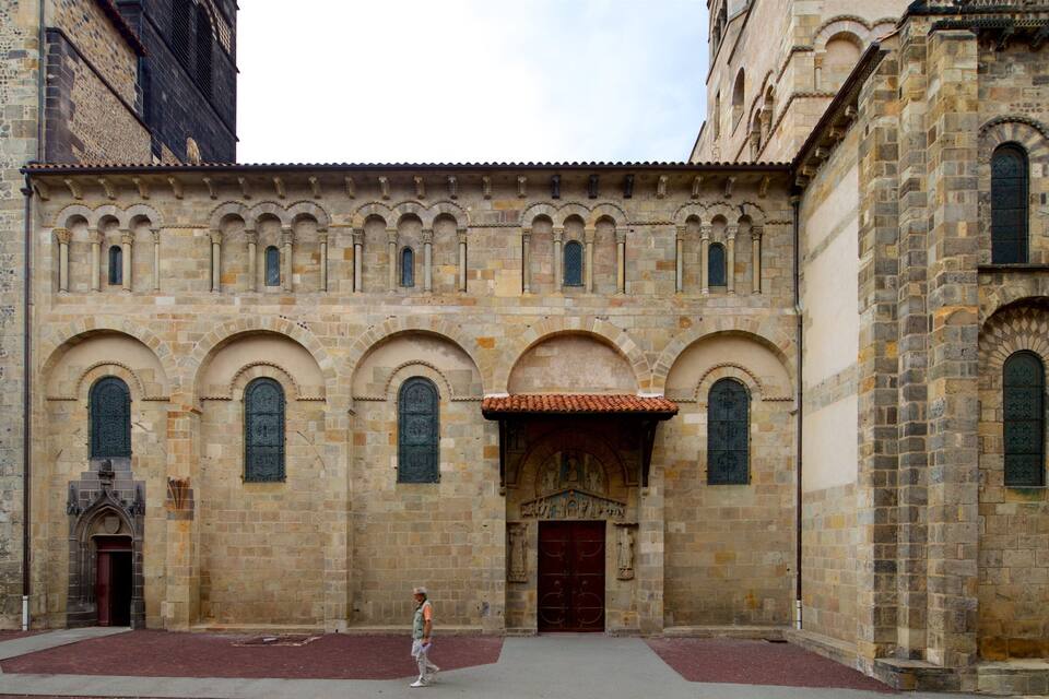 Un edificio histórico con ventanas de arco y una entrada central.