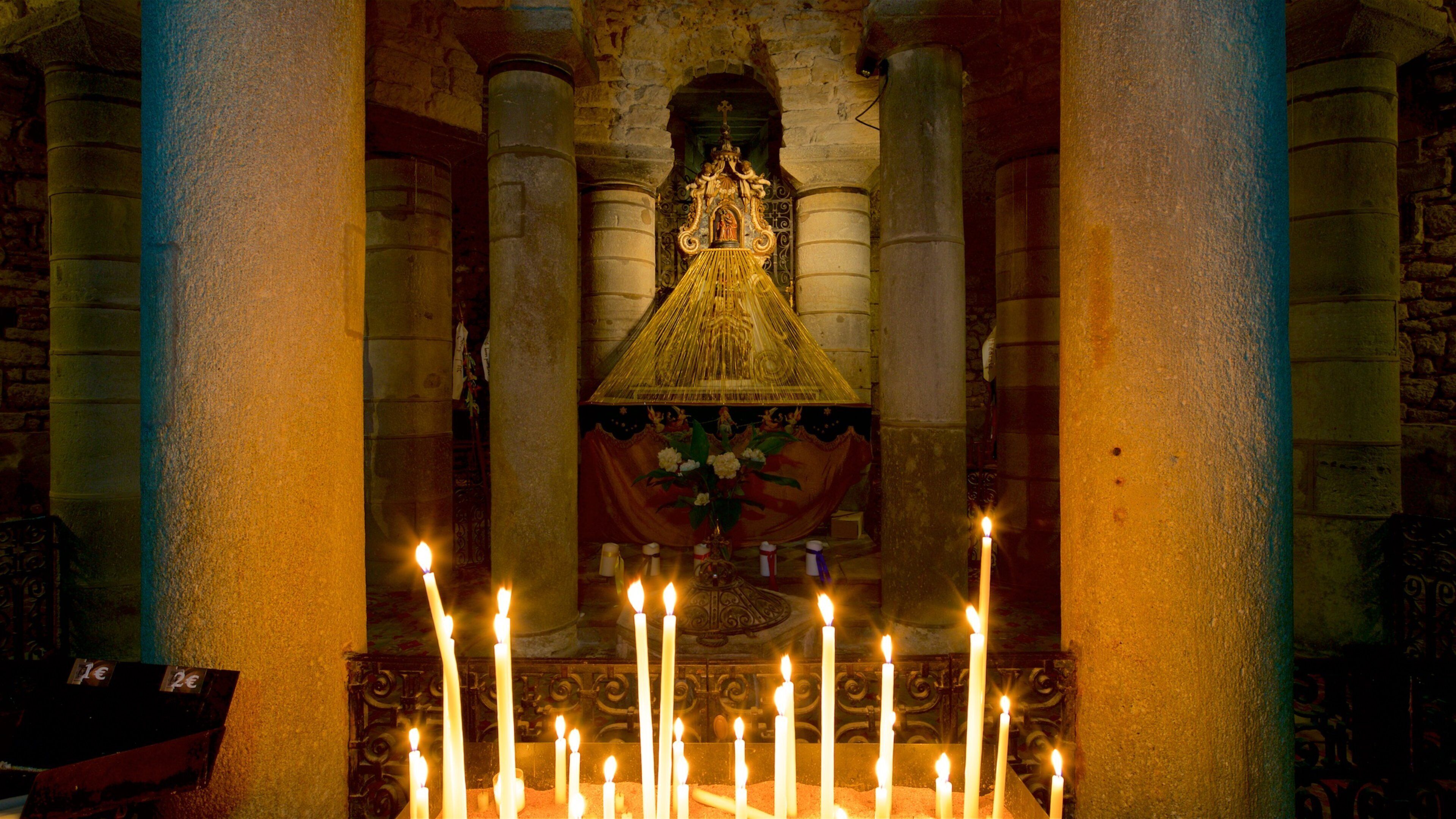 Basilica of Notre-Dame-du-Port caracterizando uma igreja ou catedral, vistas internas e elementos de patrimônio