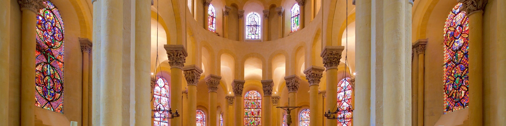 Basilica of Notre-Dame-du-Port que inclui uma igreja ou catedral, elementos de patrimônio e vistas internas
