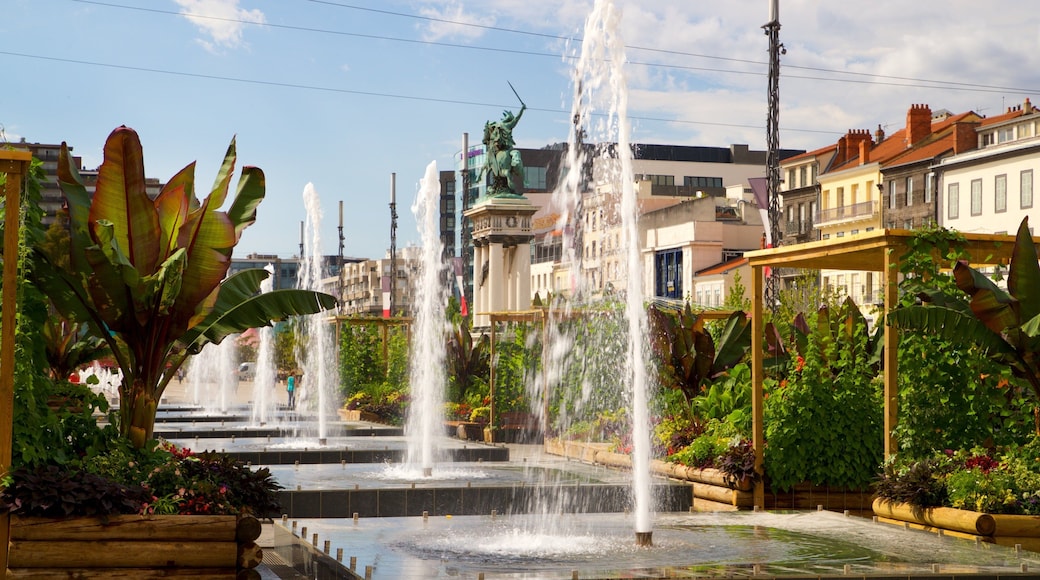 Place de Jaude ofreciendo un jardín, una fuente y una ciudad