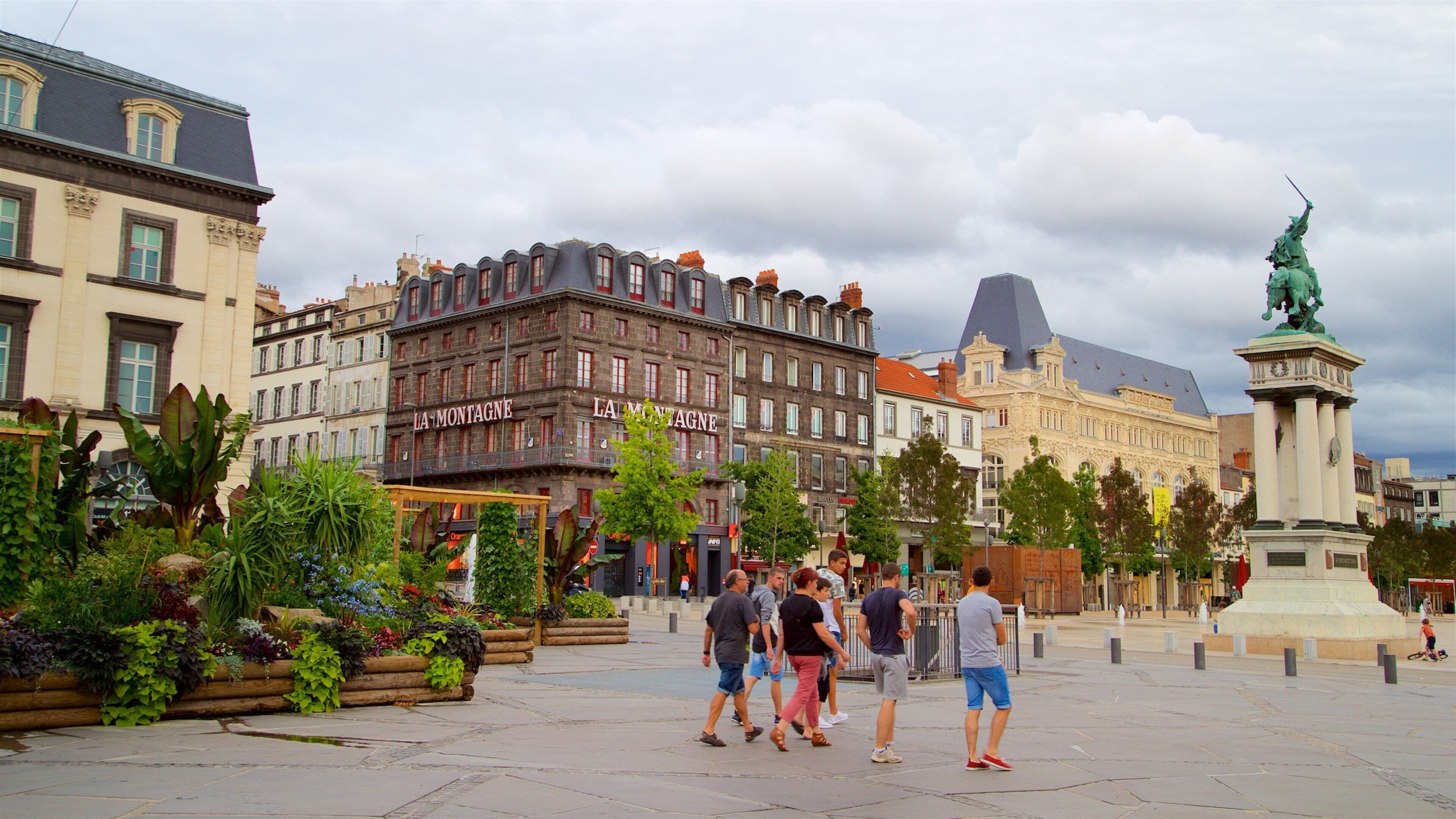 Place de Jaude que incluye un parque o plaza, una estatua o escultura y un monumento