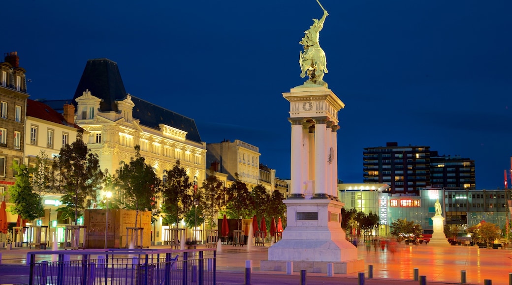 Place de Jaude ofreciendo una estatua o escultura, escenas nocturnas y una ciudad