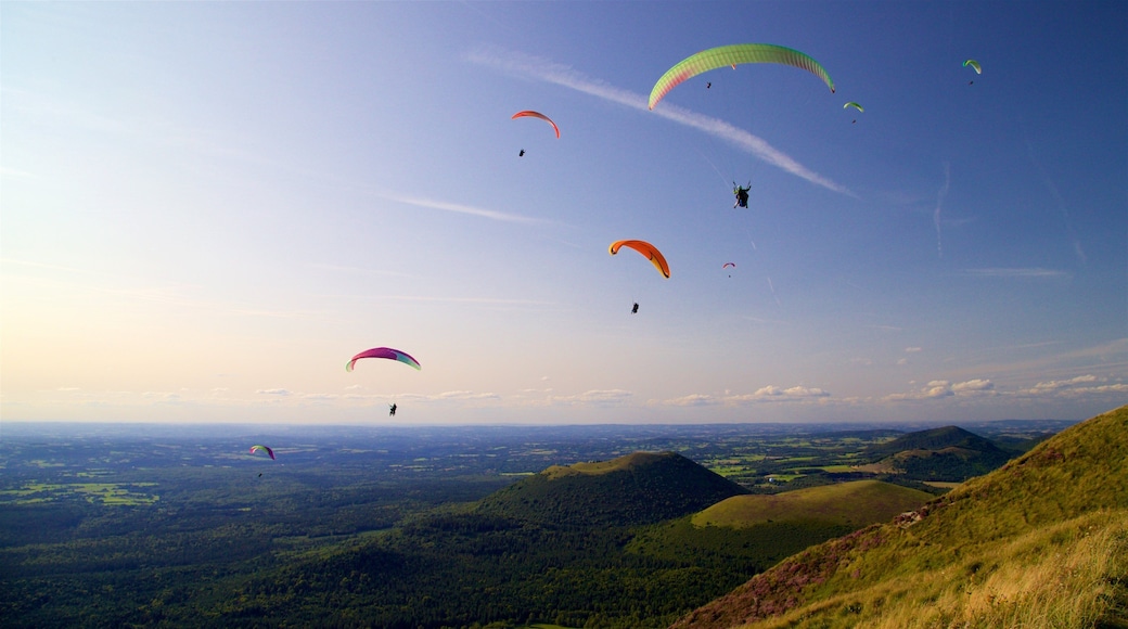 Puy de-domen som viser fallskjermhopping, landskap og solnedgang