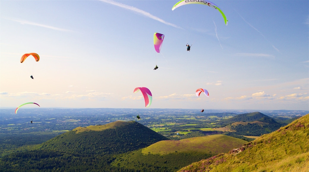 Puy de-domen som viser landskap, rolig landskap og fallskjermhopping