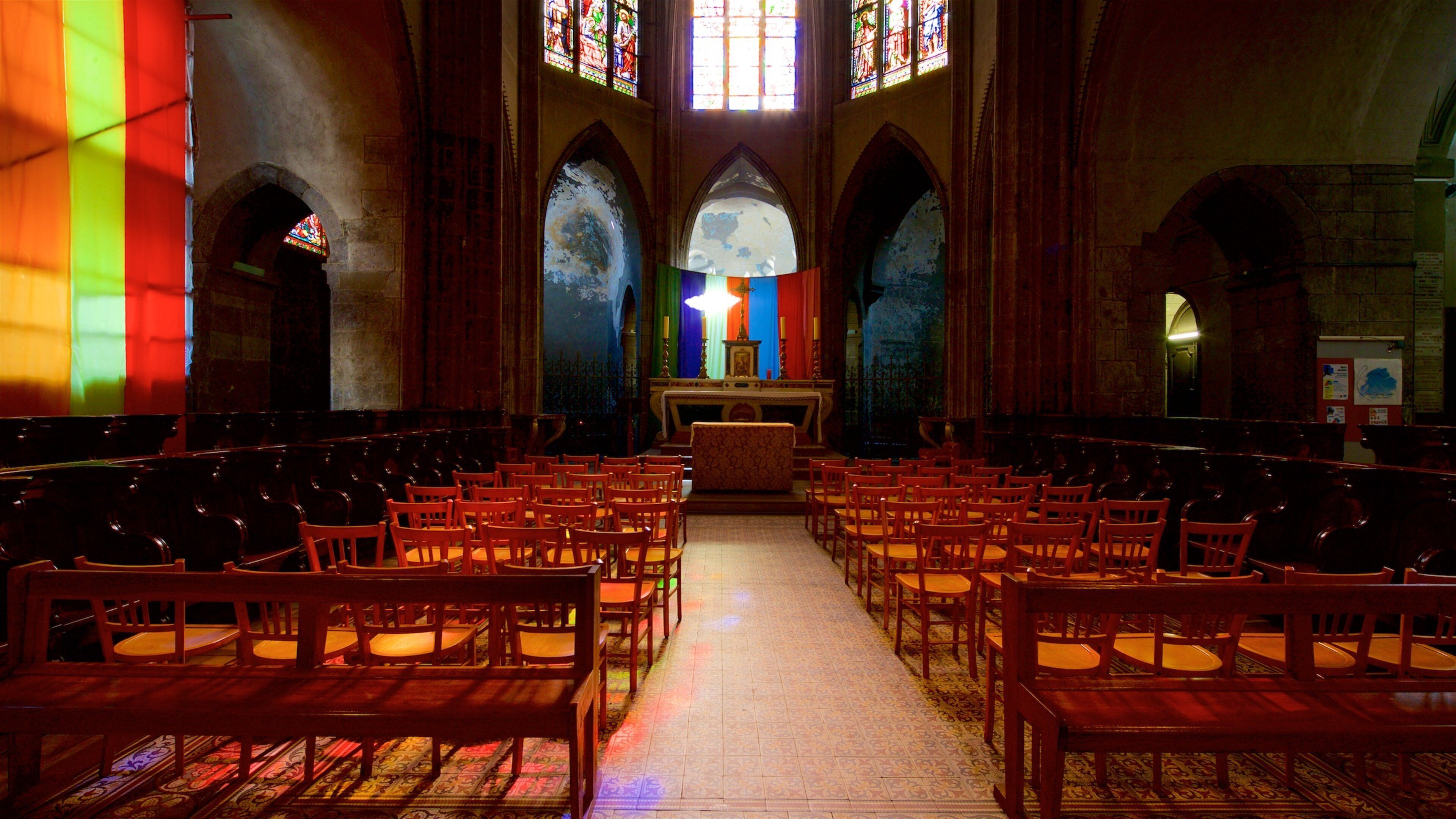 Igreja de Notre-Dame-du-Marthuret caracterizando elementos de patrimônio, uma igreja ou catedral e vistas internas