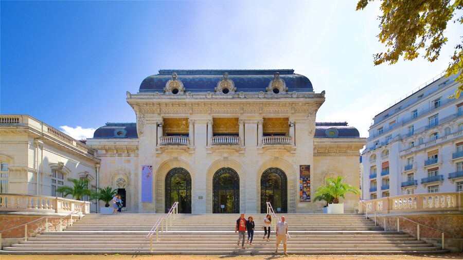Vichy mostrando patrimonio de arquitectura y escenas urbanas y también un pequeño grupo de personas