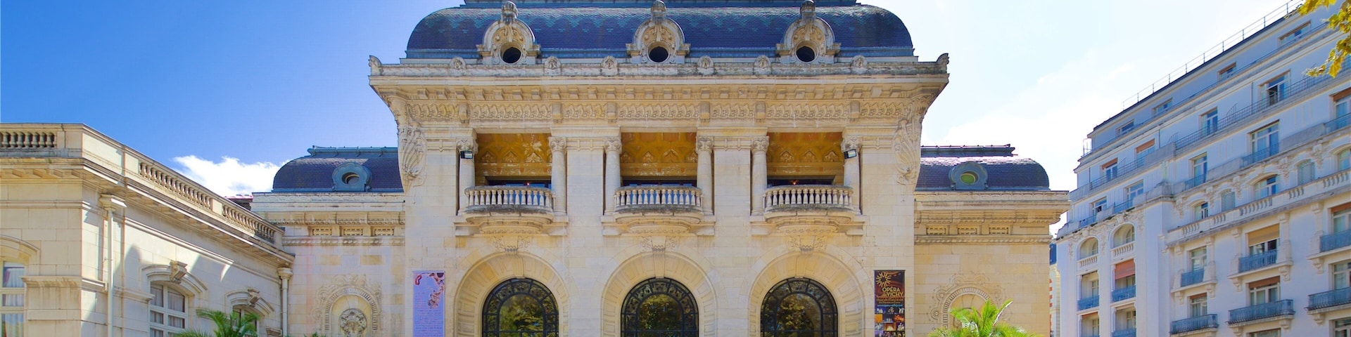 Vichy featuring heritage architecture and street scenes as well as a small group of people